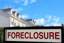 Billede med et skilt, hvor der står "Foreclosure"
