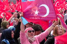 Supporter af Erdogan holder et flag