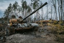 Tank i en skov i Ukraine