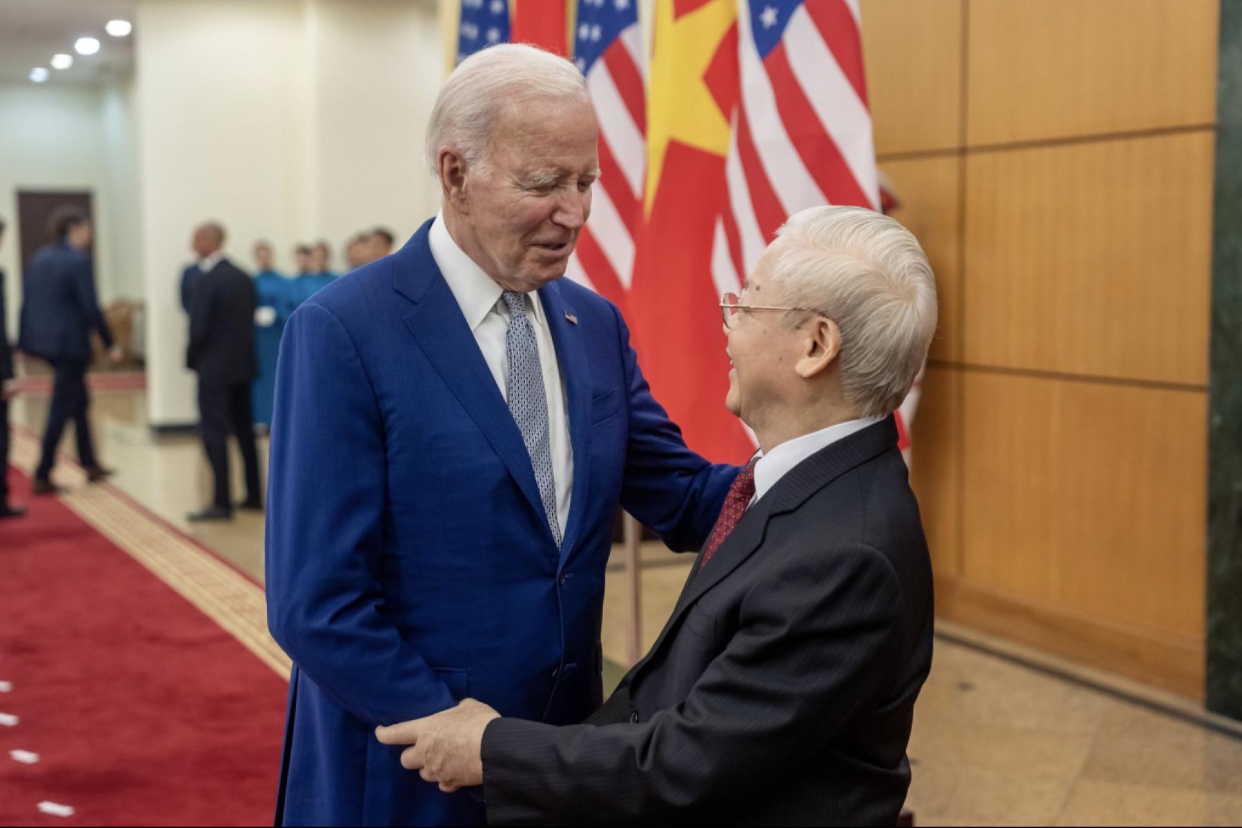 Joe Biden hilser på Nguyễn Phú Trọng