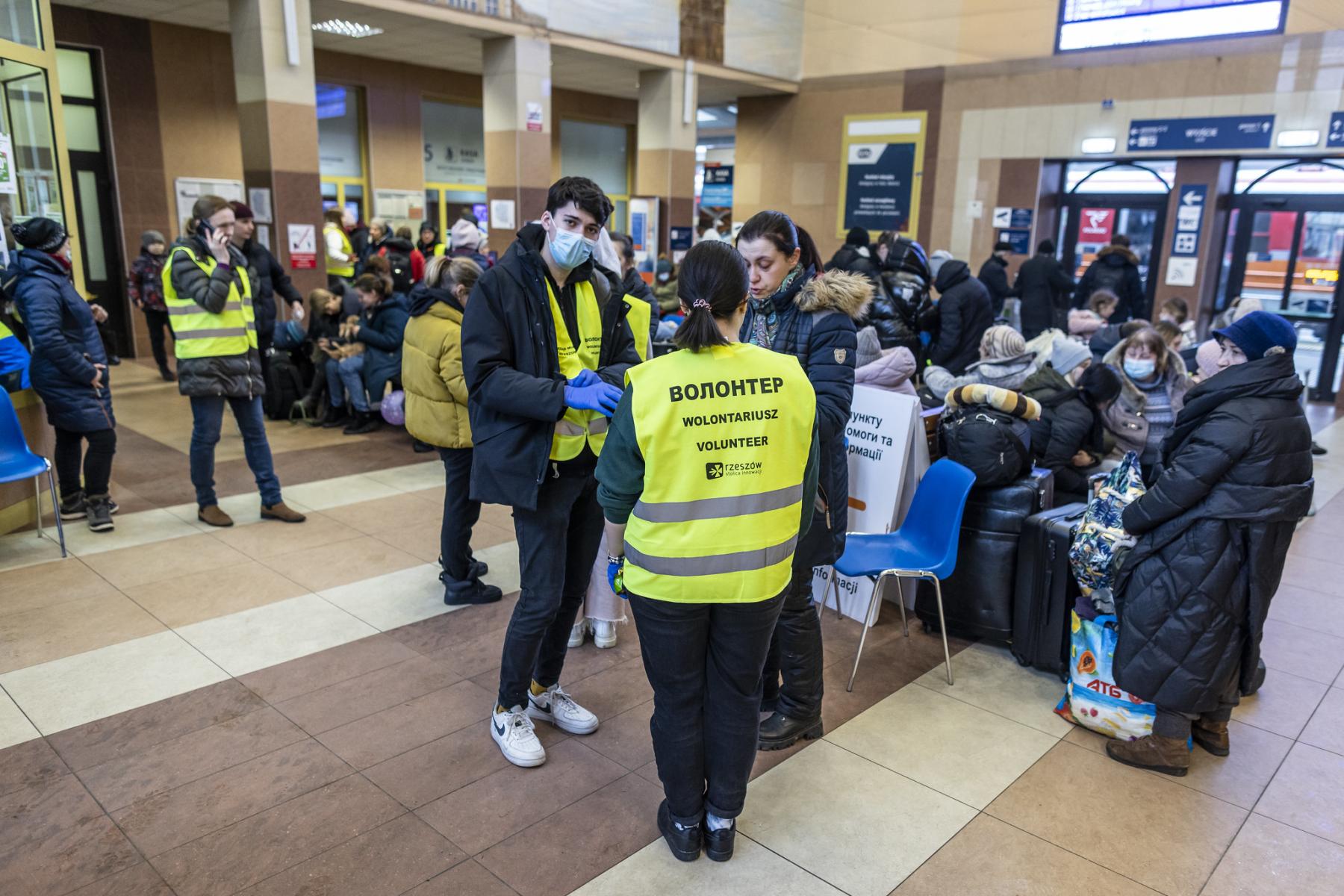 Ukrainske flygtninge på togstation i Polen