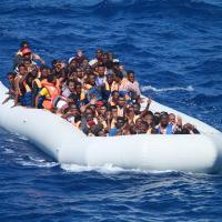 Migranter på en båd i Middelhavet
