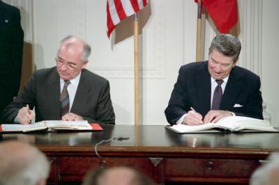 8. december 1987 underskrev sovjetleder Mikhail Gorbatjov og USA’s præsident Ronald Regan INF-traktaten, som forbød medium- og langtrækkende atommissiler. 2. august 2019 blev INF-aftalen opsagt og den eksisterer ikke længere i dag.
