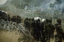 barbed-wire-belarus-poland-border-police-soldier
