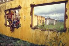 Drenge leger i et ødelagt hus i Mozambique
