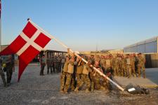 Soldater med flagstang og Dannebrog ifm. flagdag