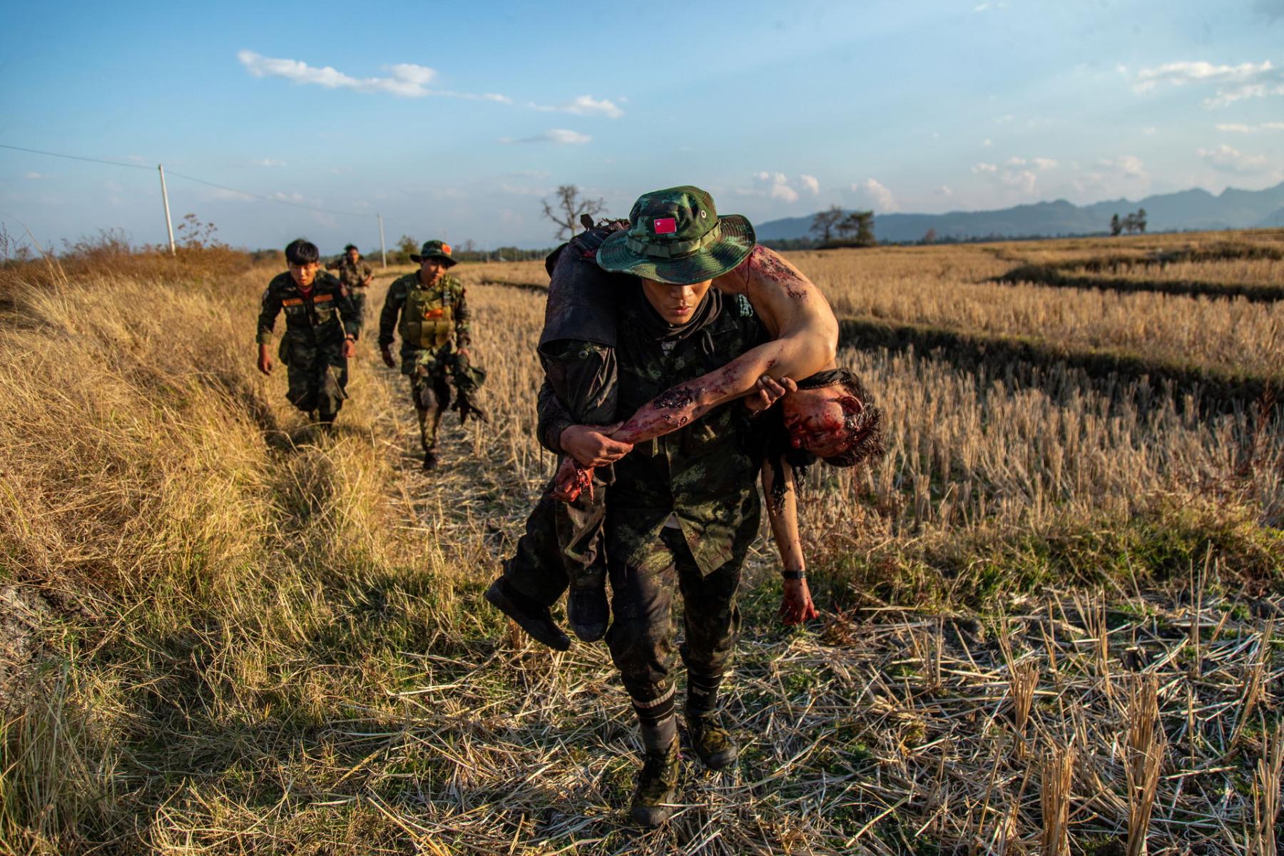 Soldat bærer såret kammerat i Myanmar