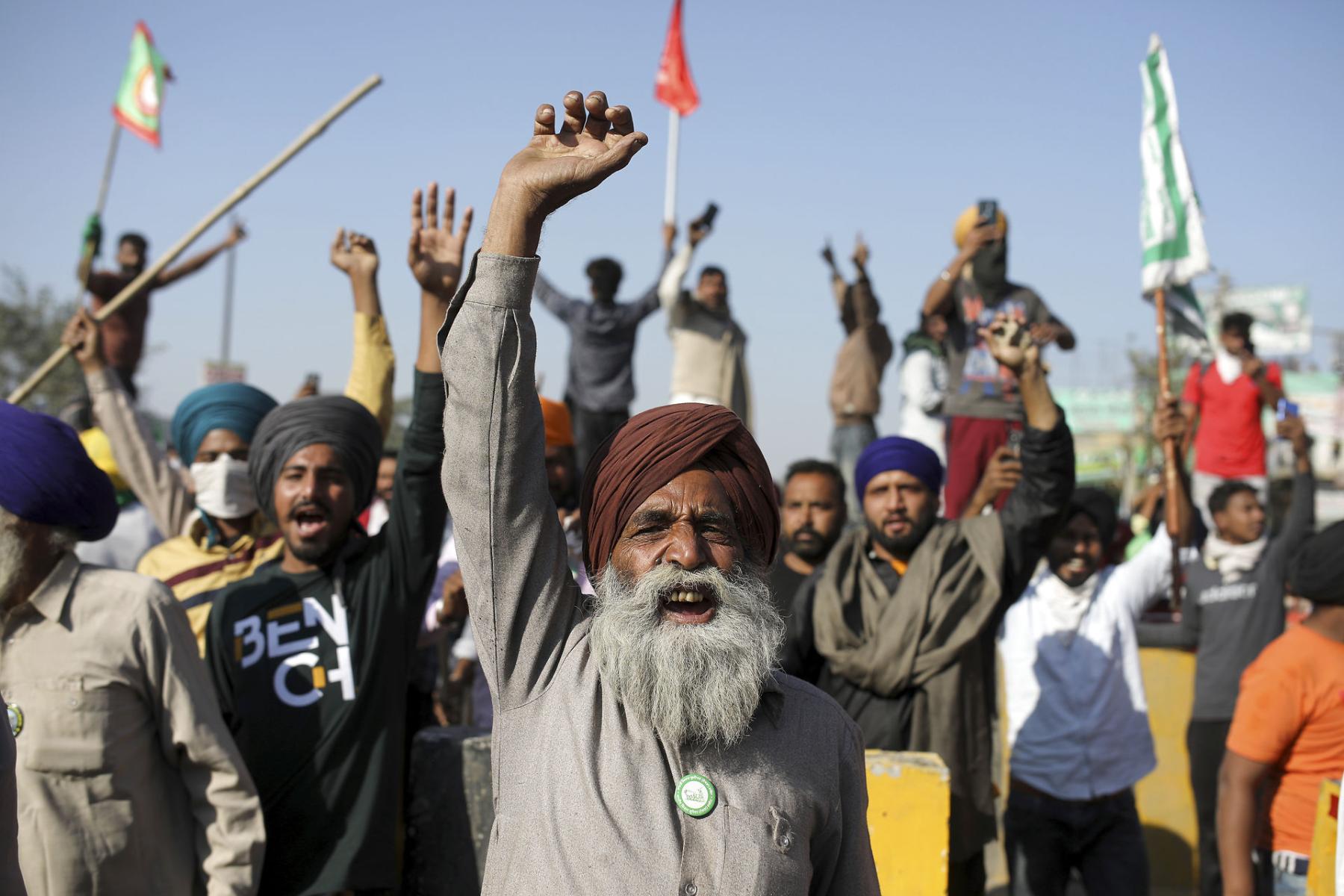 Indiske landmænd protesterer mod en lov, der giver dem lavere betaling for deres produkter. Photo: Altaf Qadri/AP/Ritzau Scanpix