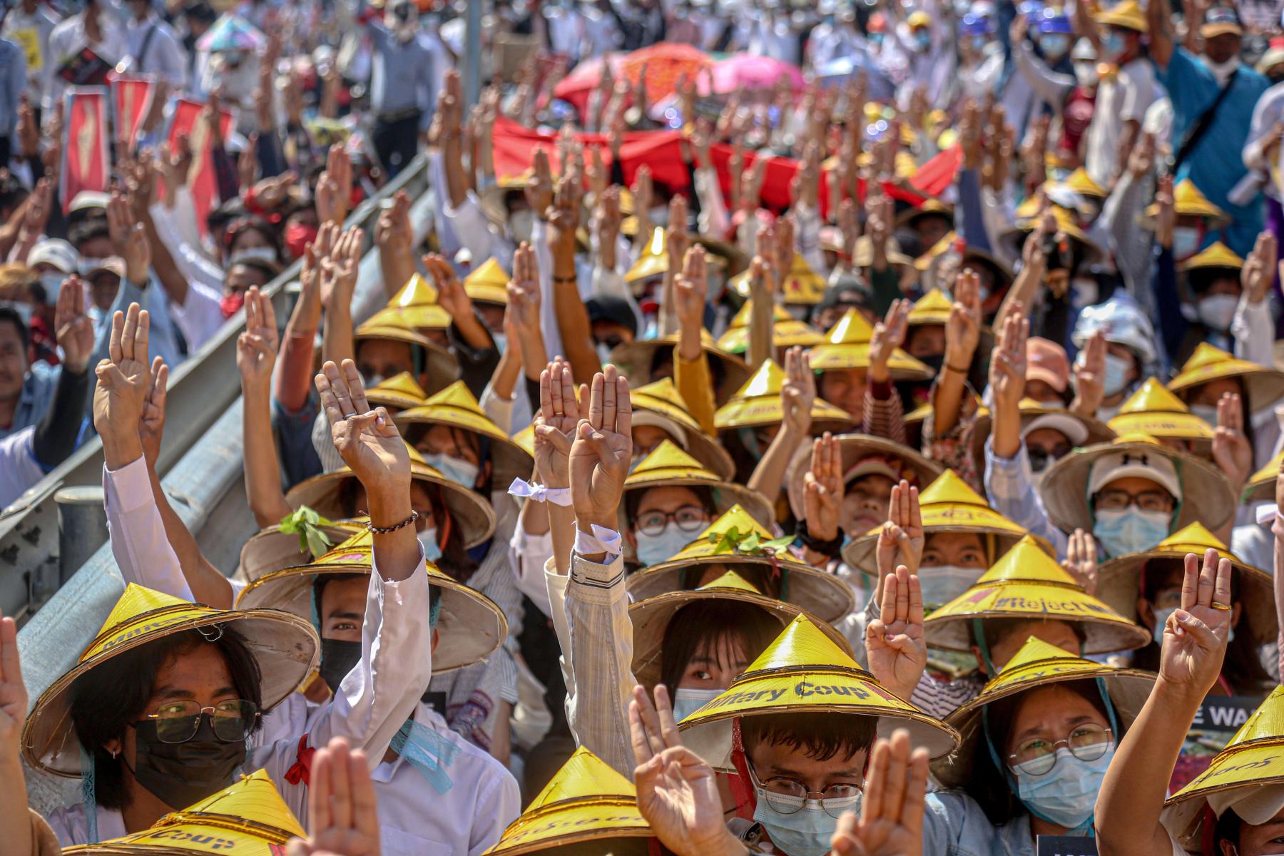 Demonstration i Mandalay (Myanmar) mod militærkupper, der fandt sted den 1. februar 2021