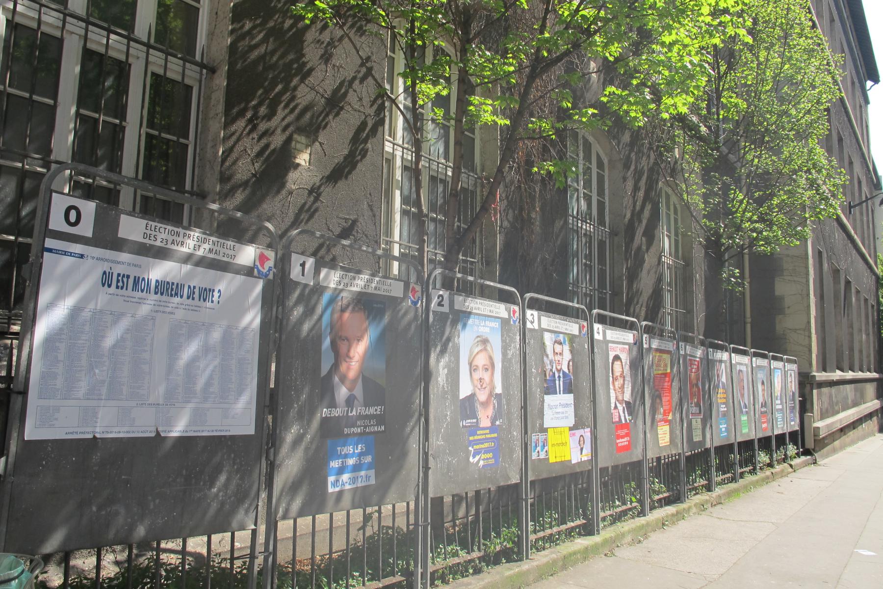 valgplakater-frankring-marcon-le-pen-præsidentvalg-Celette-wikimedia