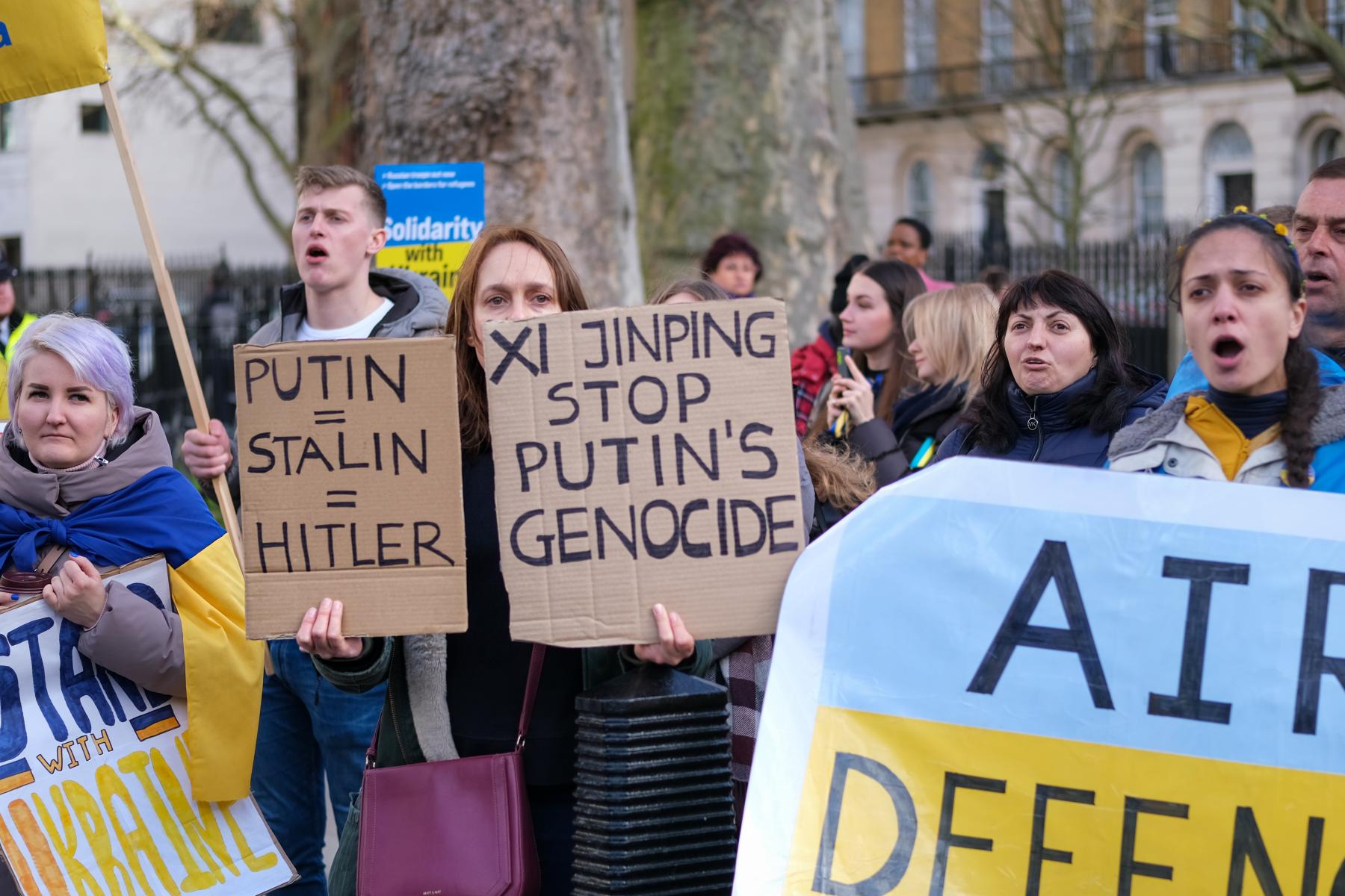 Demonstranter mod krigen i Ukraine