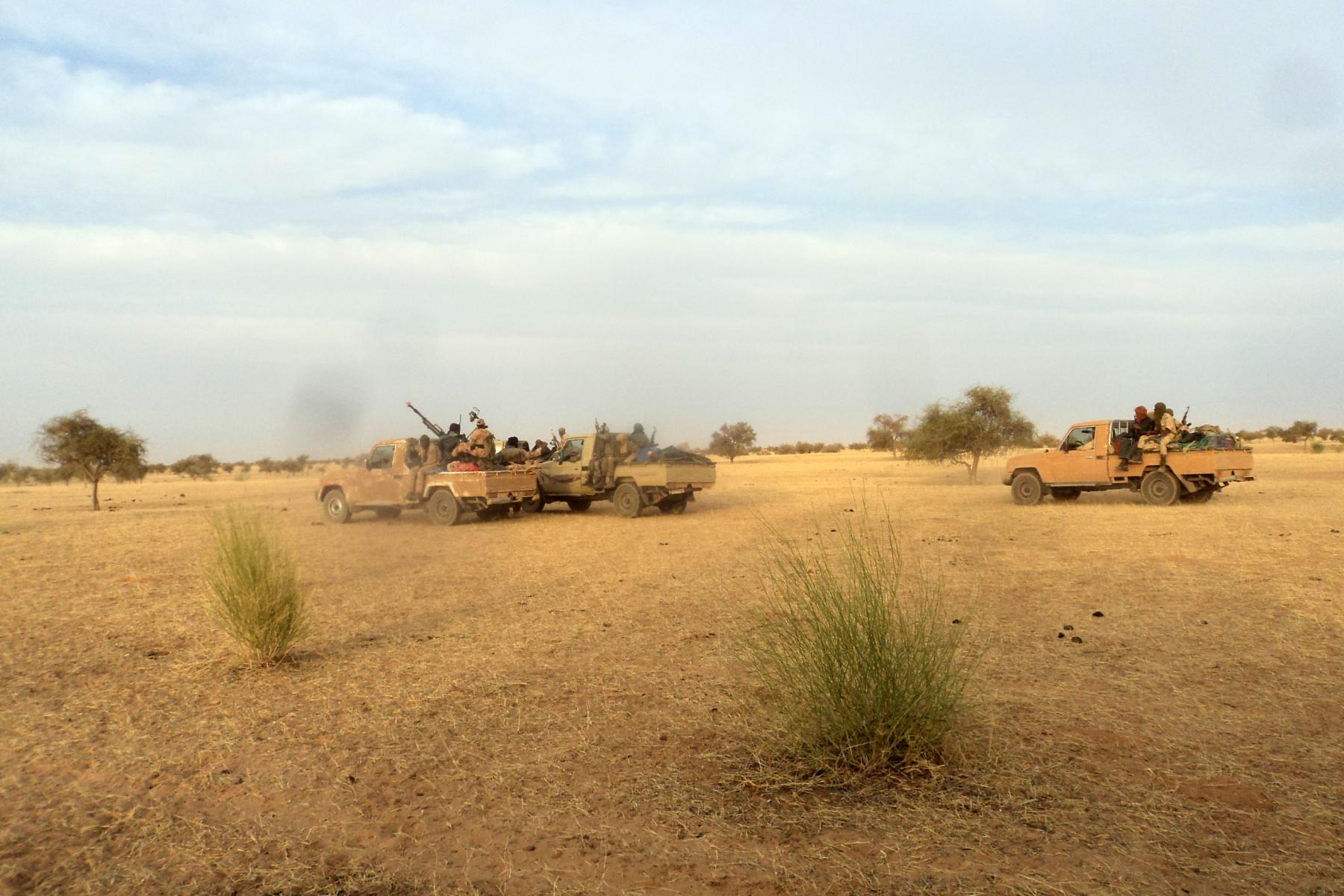 Armed_Islamist_fighters_race_near_the_Mauritania-Mali_border-photo-Jemal-Ould-Mohamed-Oumar