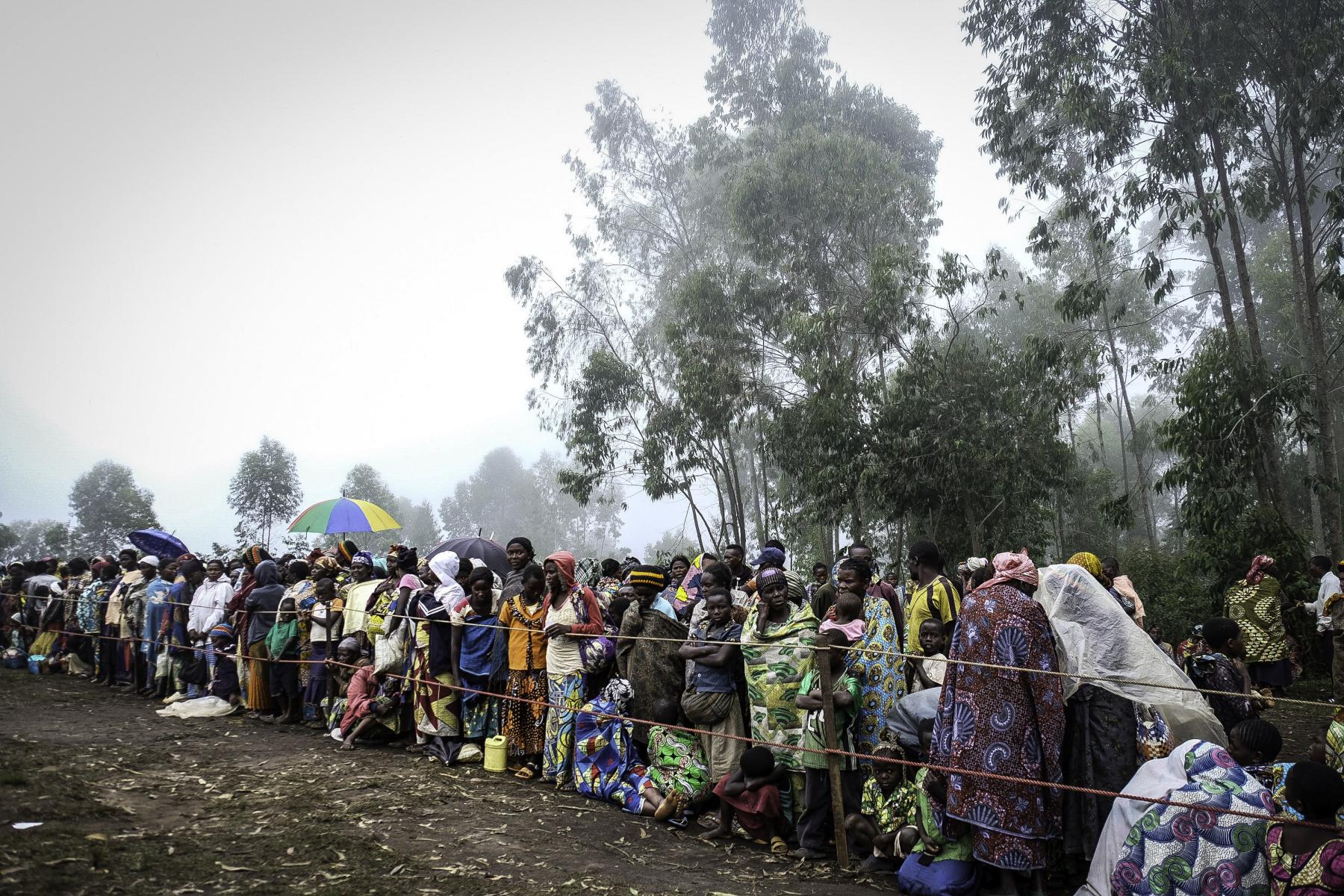 Congo food distribution queue for displaced people