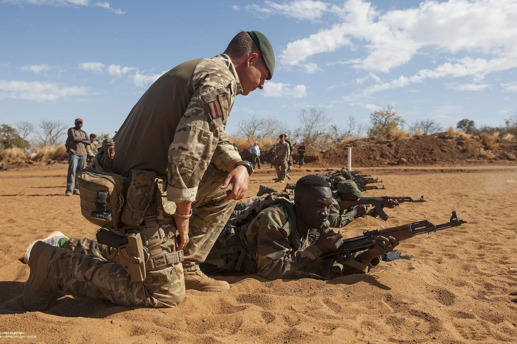 A British soldier training a Mali soldier