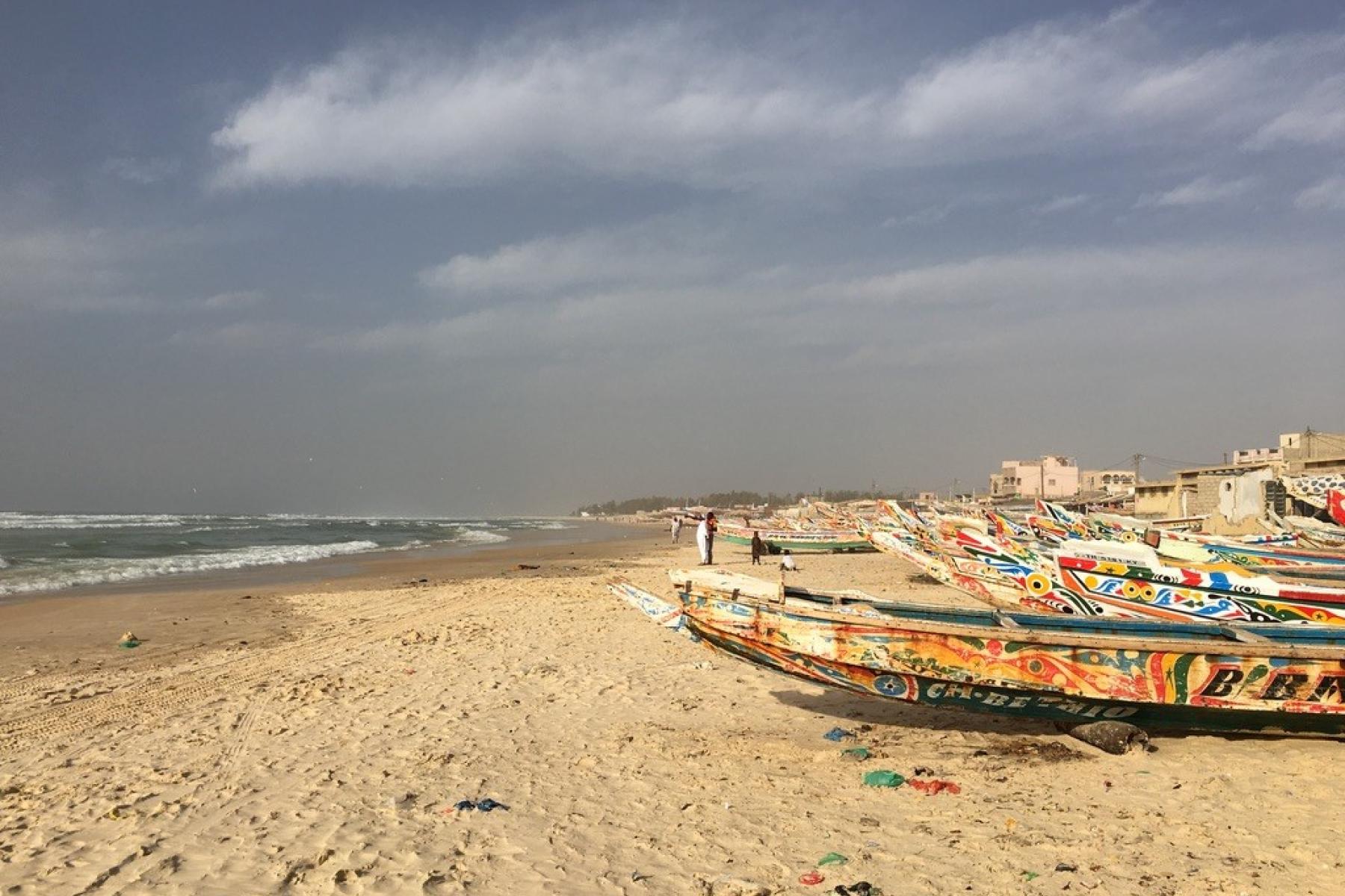 Traditionelle Senegalesiske fiskerbåde udfor byen Fass Boye