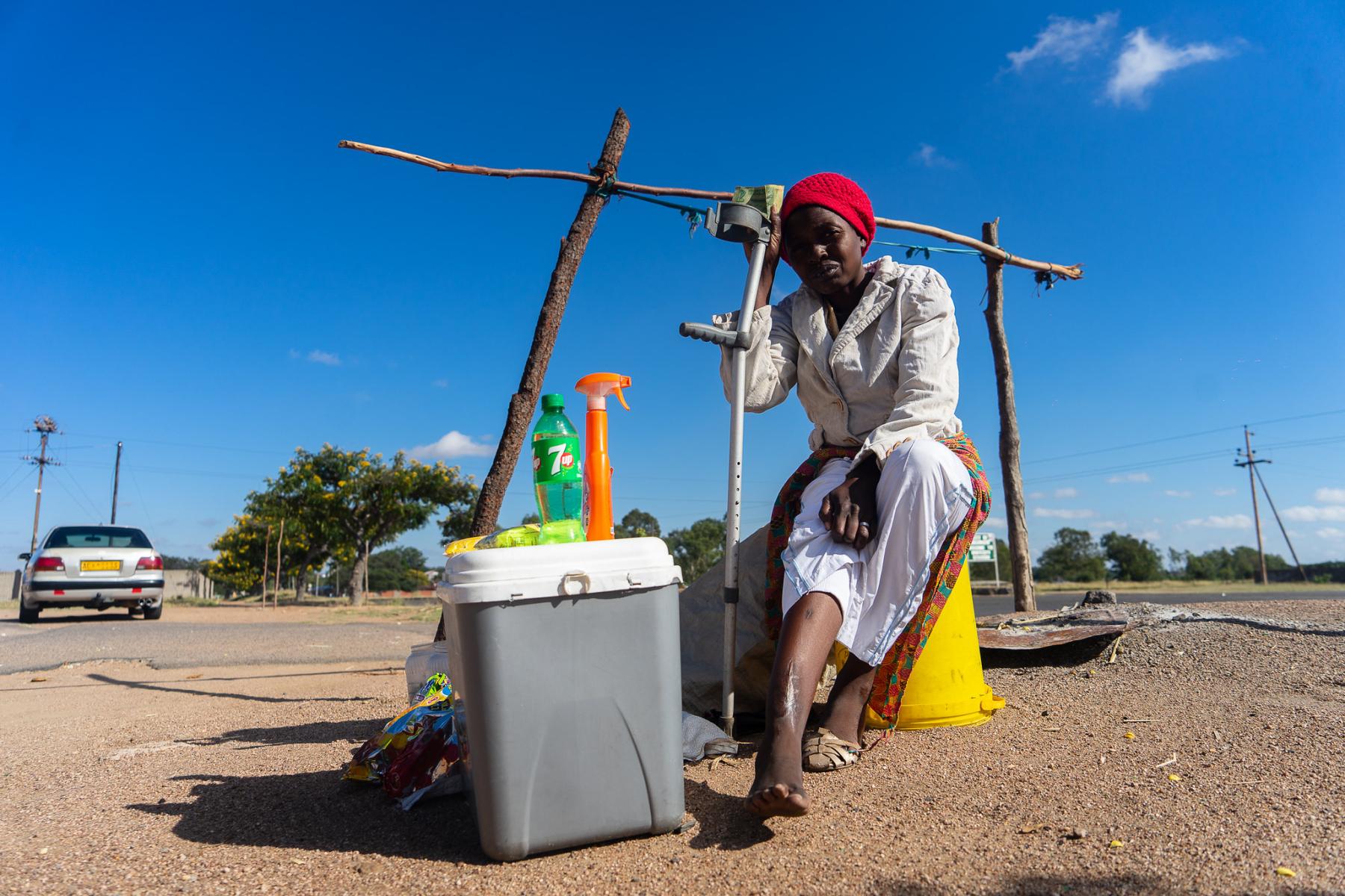 Kvinde sælger sodavand i Zimbabwe