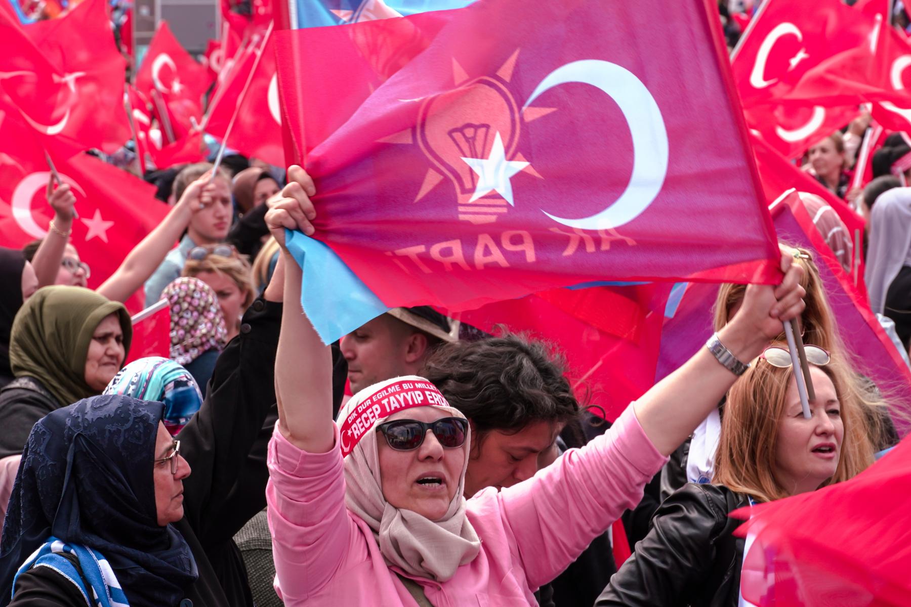 Supporter af Erdogan holder et flag
