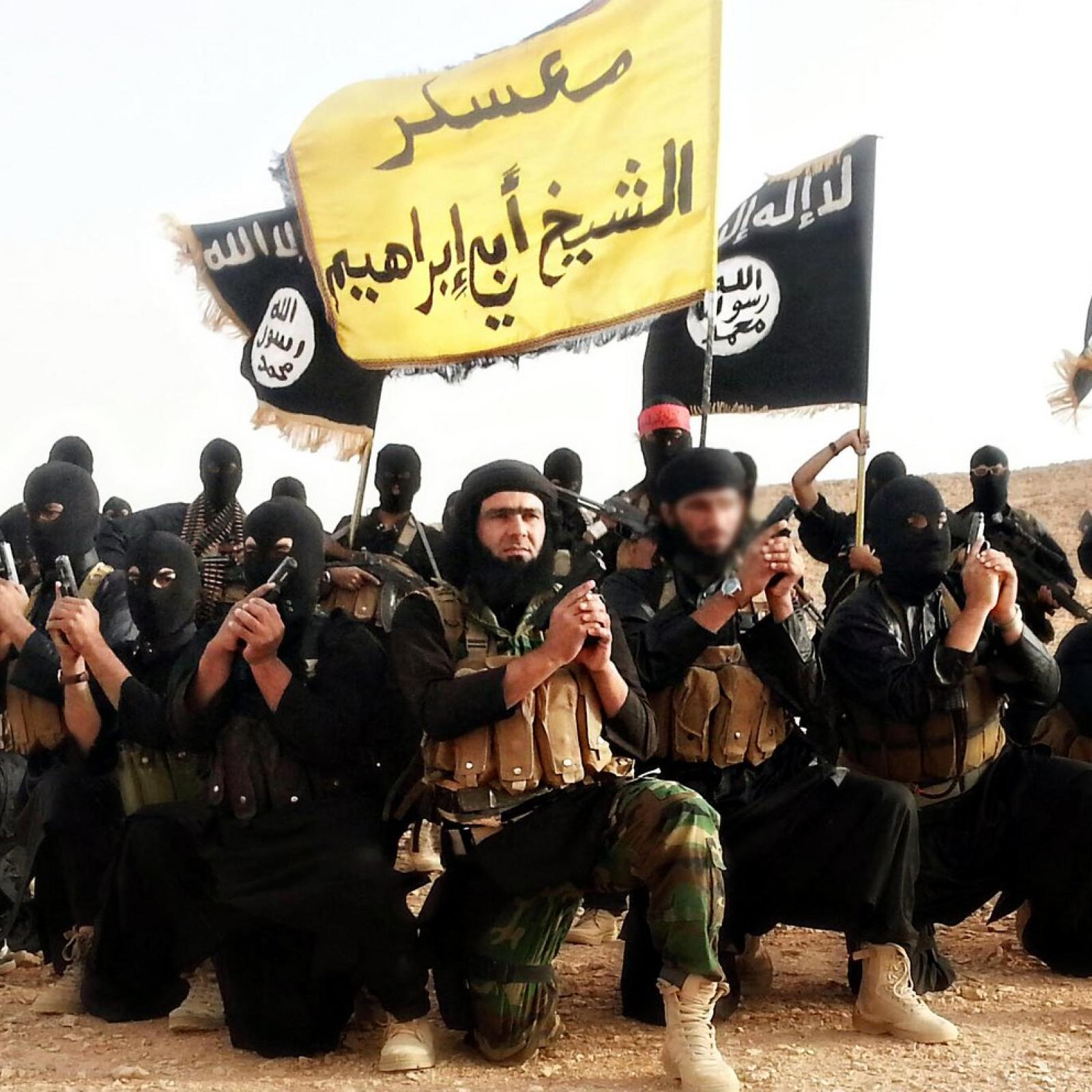 Террористы на фоне флага игил. Исламское государство Ирака и Леванта ИГИЛ. Флаг исламских террористов.